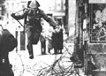 Flüchtender DDR-Soldat beim Mauerbau - Foto: Haus am Checkpoint Charlie